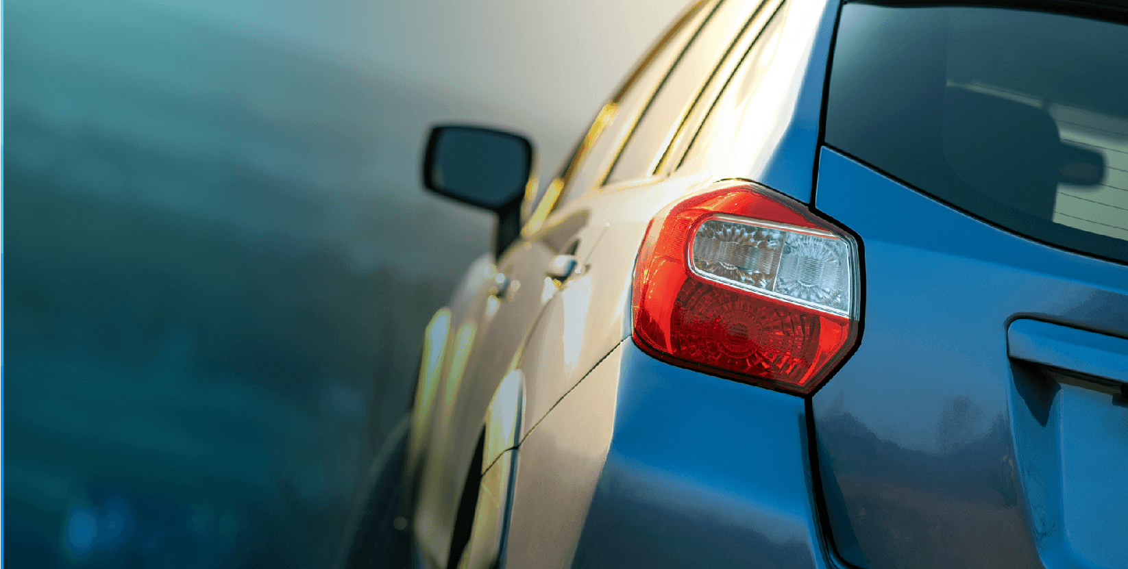 Auto de alta gama en una ruta