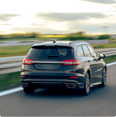 Auto de alta gama en una ruta